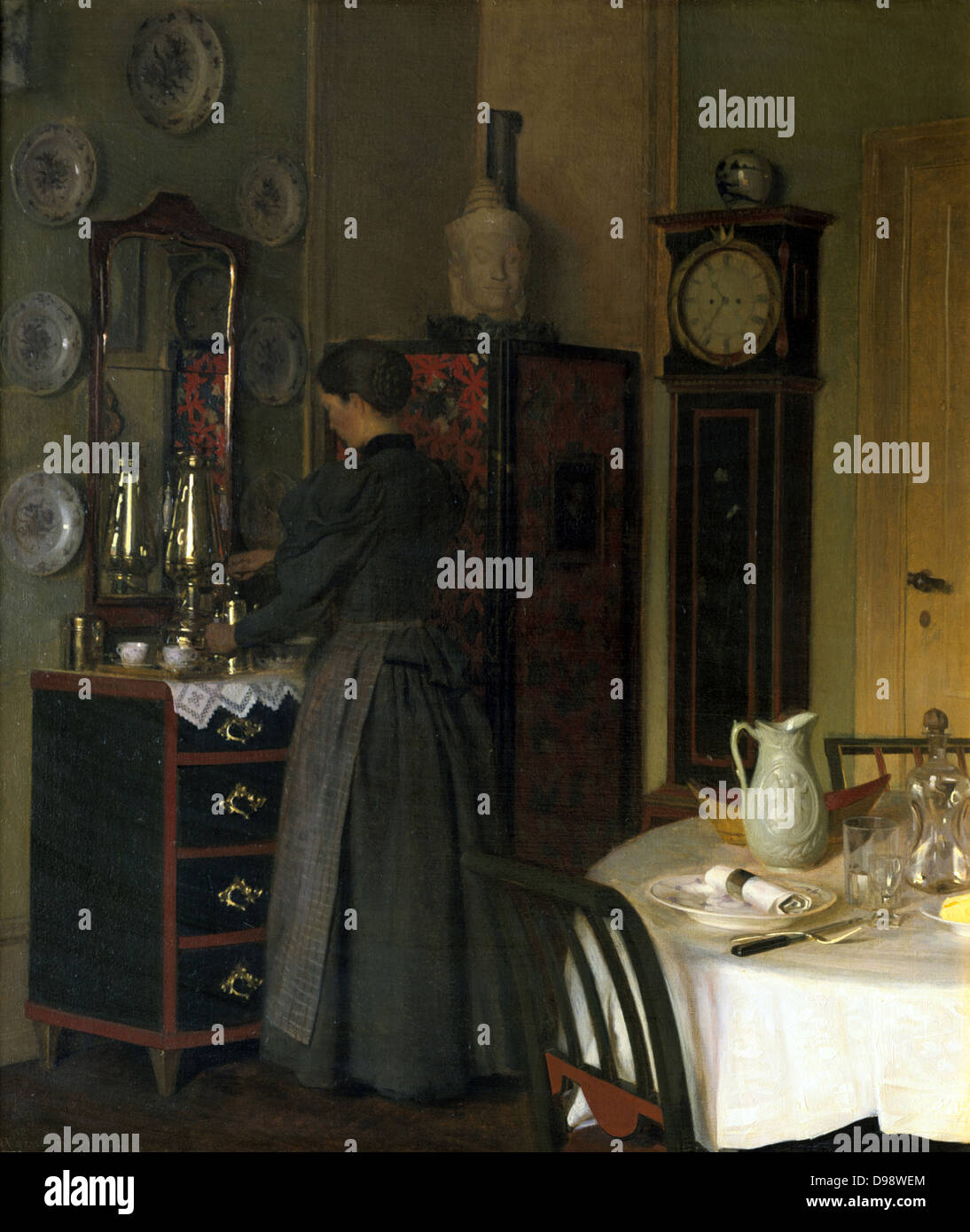 L'heure du thé', 1898. Huile sur toile. Valdemar Kornerup (1865-1924) peintre danois. Femme en gris pot de remplissage avec de l'eau chaude à partir de la bouilloire. L'intérieur domestique Dining l écran miroir Horloge Banque D'Images
