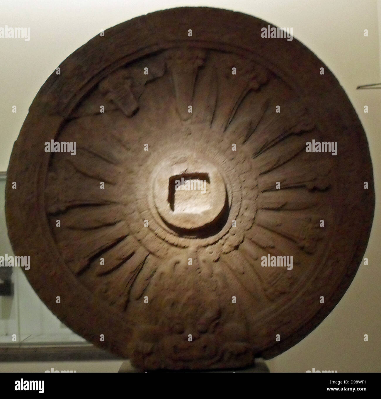 La roue de la Loi 'harmacakra. Symbolisant la roue de la doctrine dans le Bouddhisme. Il se réfère à la première prédiction du Bouddha dans le Parc des Gazelles de Sarnath, près de Varanasi. 8ème siècle 9ème siècle, la sculpture sur pierre de Temple Phra Pathom, Thaïlande Banque D'Images