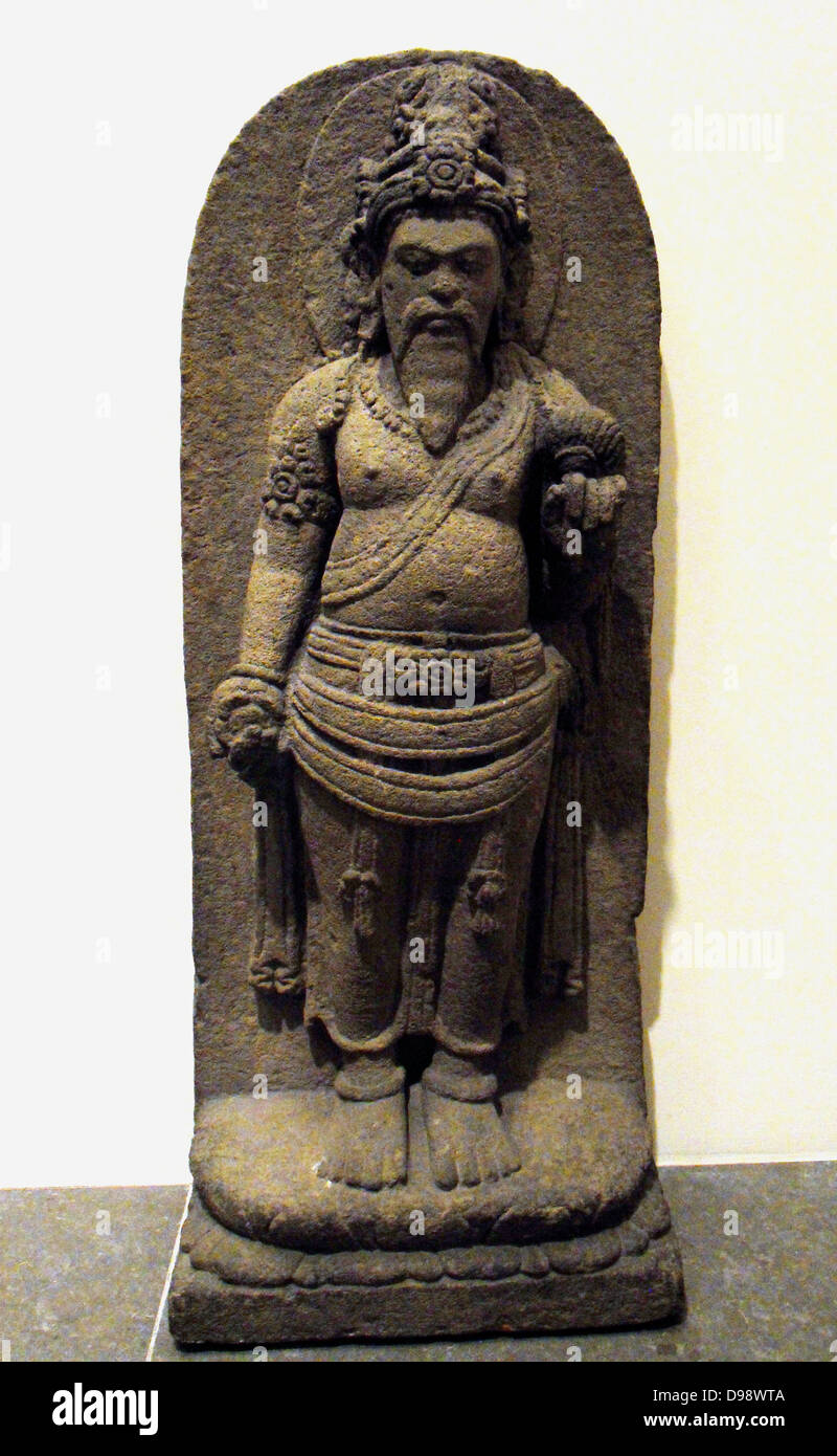 Agastya (personnage debout sur un lotus). 8e 9e siècle sculpture d'or de l'andésite de Java, en Indonésie Banque D'Images