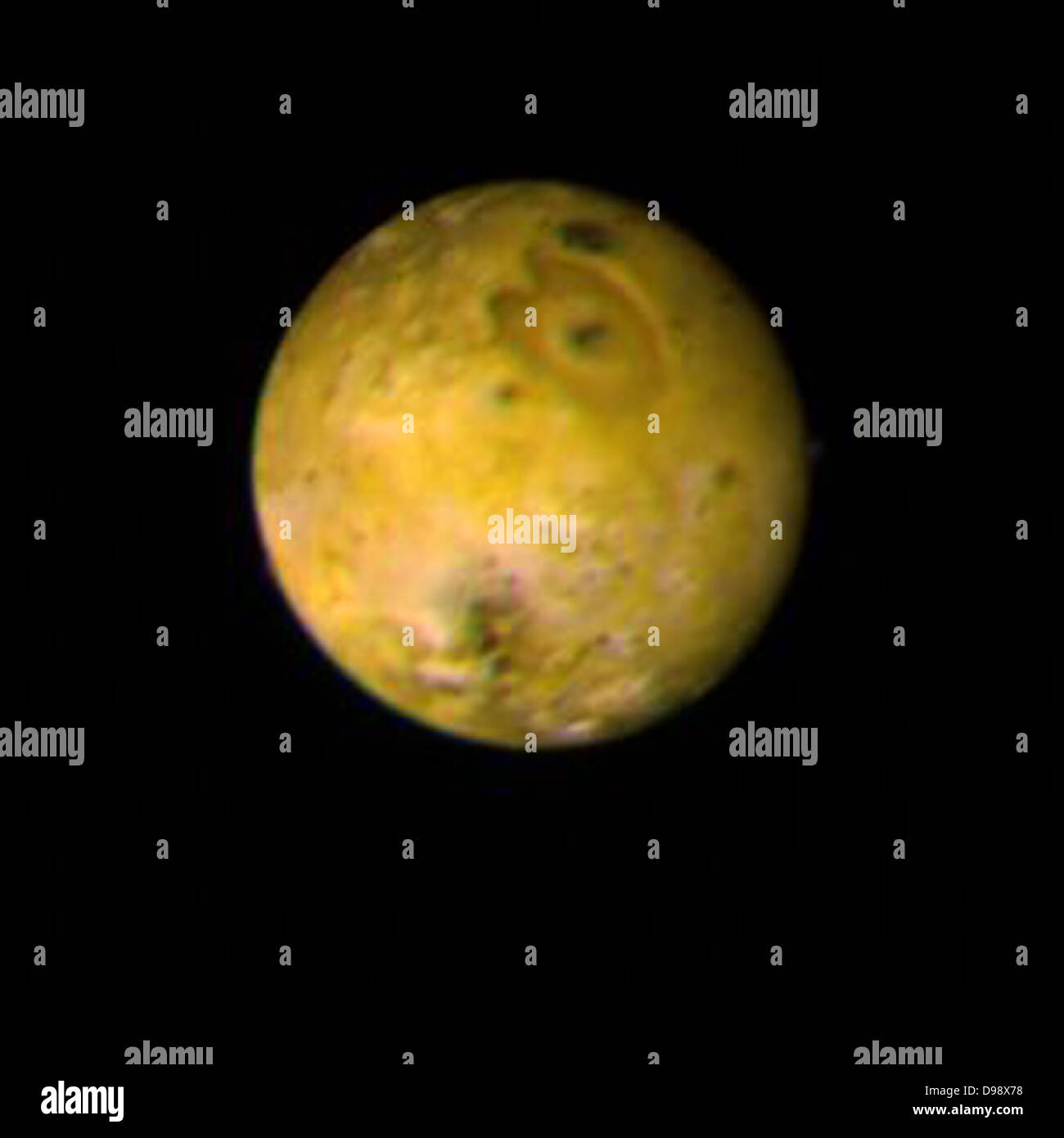 Le bord arrière de la face intérieure de Jupiter Io satellites est illustré sur cette photo prise par Voyager 1 le 3 mars 1979, d'une distance Banque D'Images