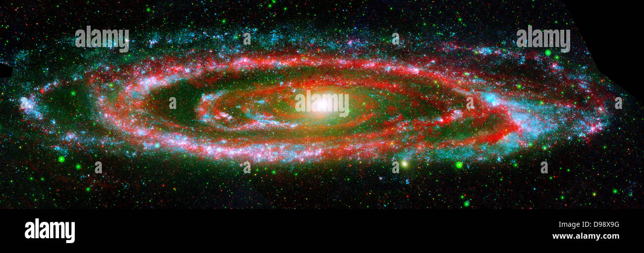 Image de la galaxie d'Andromède Galaxie de la NASA Évolution Explorer et le télescope spatial Spitzer. Le large, compte tenu de l'ultraviolet Banque D'Images