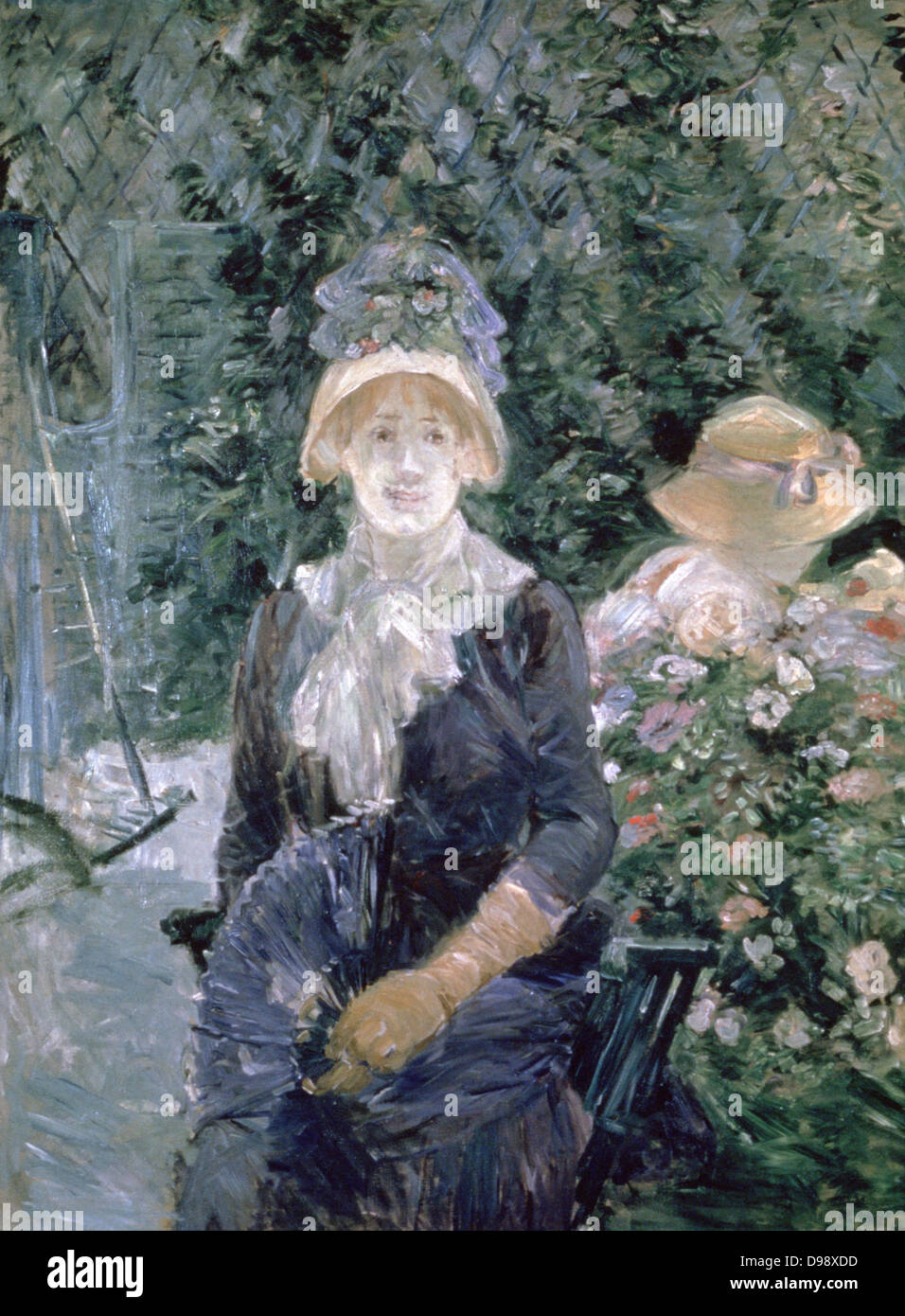 Dans le jardin" 1883. Huile sur toile. Berthe Morisot (1841-1895) peintre français, belle-sœur d'Edouard Manet. Portrait femme en robe bleue avec fichu blanc, chapeau de paille avec liseré bleu et la tenue de ventilateur, assis dans le jardin d'été. Banque D'Images