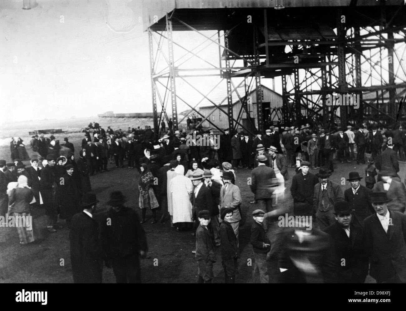 Catastrophe Minière de cerise, foule à la bouche de l'arbre. La catastrophe de la mine de cerise est le nom pour les événements entourant un feu dans la cerise, Illinois, USA mine de charbon en 1909 où 259 hommes et des garçons est mort Banque D'Images