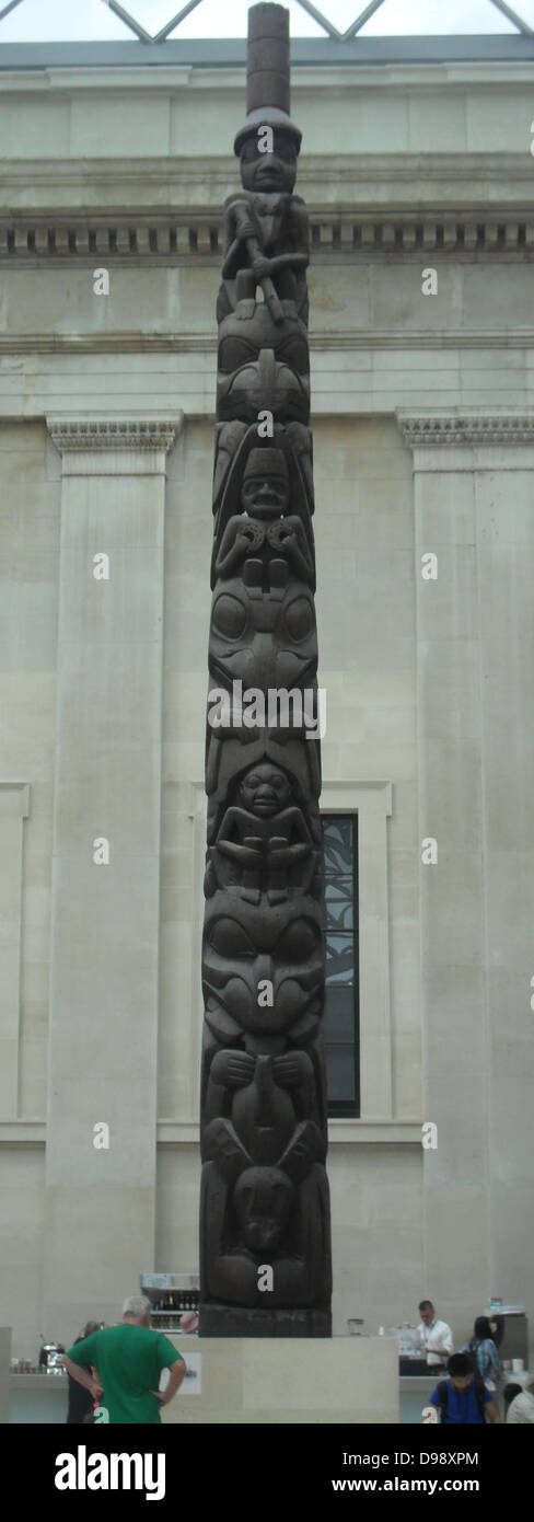 Pôle de façade, Haïda, Colombie Britannique, Canada, 1850. Bois de cèdre rouge. Ce pôle de 11 mètres a été initialement fixé à l'avant de l'ours ou d'oie maison du village de Kayang, sur Masset Inlet. Il a été acheté par le chef Wiah, de Massett en 1903. A cette époque, le village de Kayang avait déjà été abandonnée après la communauté locale a été dévastée par des épidémies de maladies introduites. Banque D'Images
