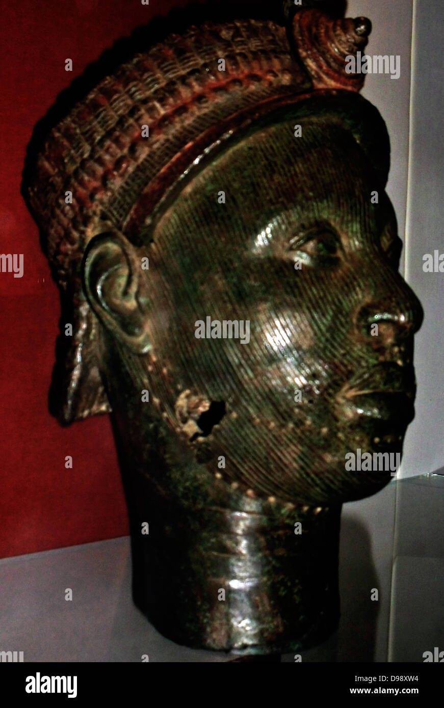 Tête en laiton avec pigment rouge Ife, Yoruba, Nigeria. 12-15ème siècle Banque D'Images