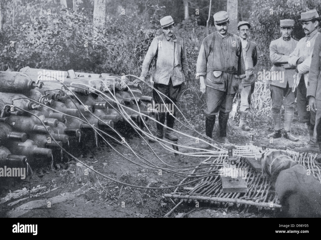 La Première Guerre mondiale 1914-1918 : gonfler un ballon captif de l'armée française avec de l'hydrogène à partir de contenus en cylindres de métal. À partir de 'Le Flambeau", Paris, septembre 1915. Aeronutics Gaz Montgolfière Banque D'Images