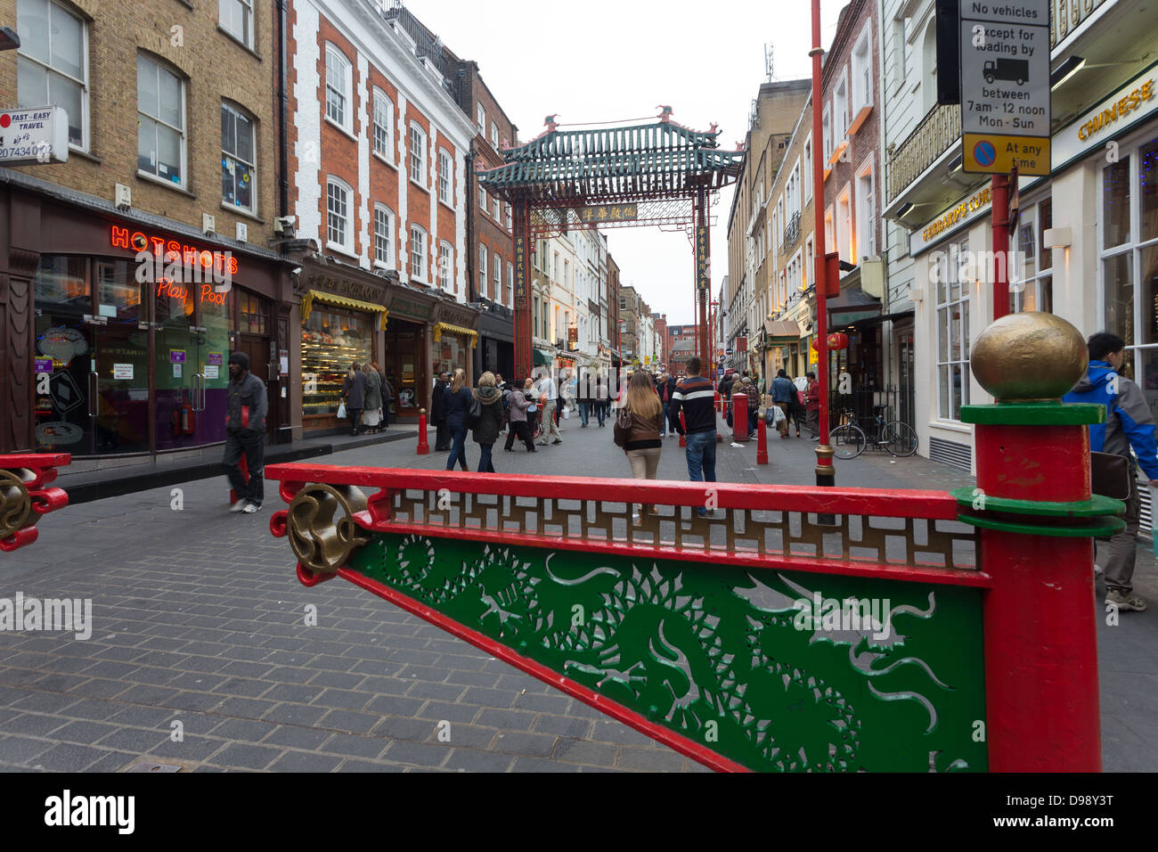 La porte principale de Chinatown à Londres, Gerrard Street, Soho, City of Westminster, Royaume-Uni Banque D'Images
