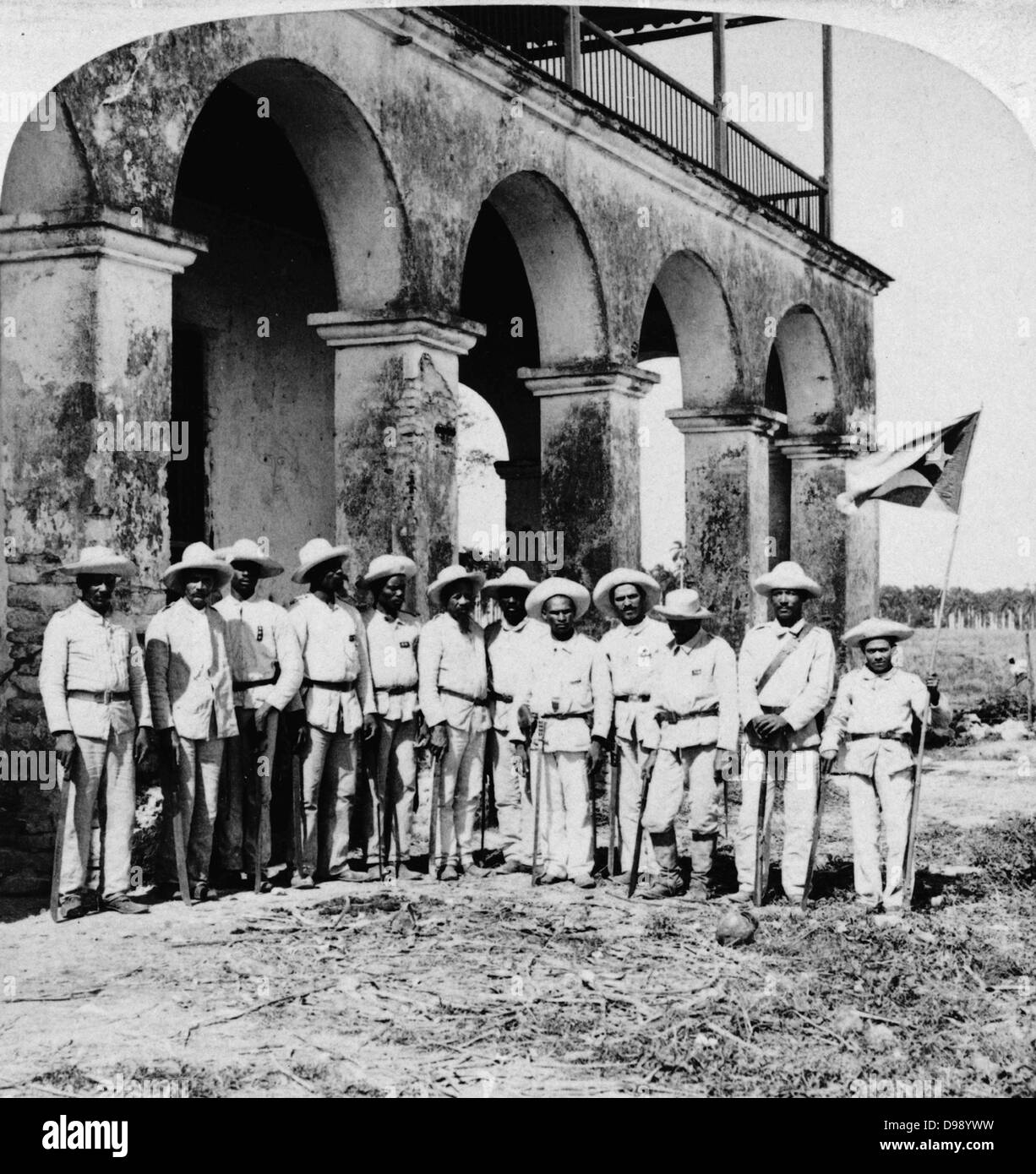 Les officiers de l'armée du général Gomez, Remedios, Cuba. Douze hommes debout en face d'un bâtiment, qu'ils soient en possession d'armes nucléaires ; un homme tient un drapeau. stéréophotogramme. c1899. Au cours de la guerre hispano-américaine Banque D'Images