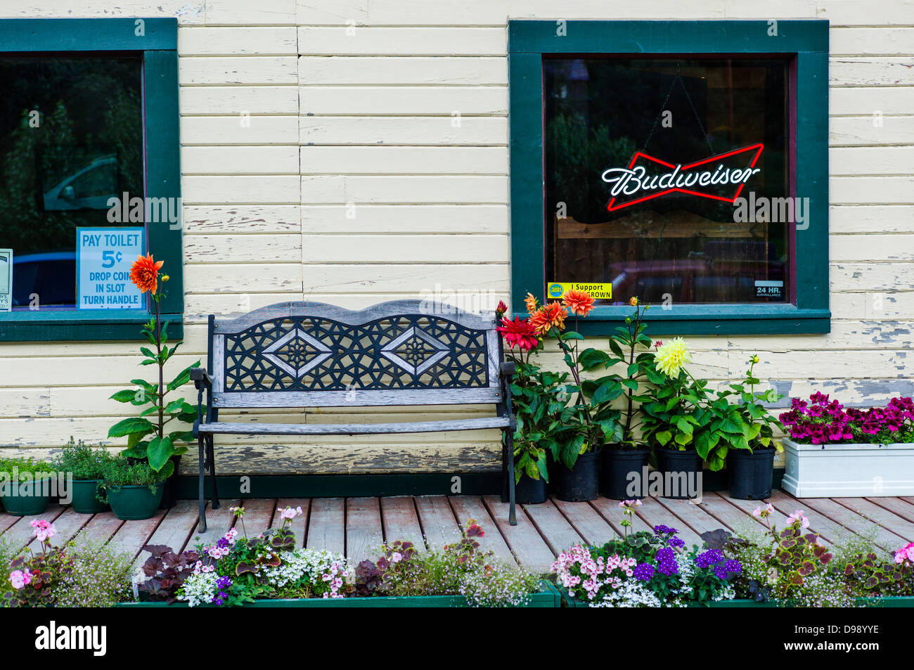 En bois ancien porche, hôtel, minuscule et Chitina ville isolée de Chitina, Alaska, USA Banque D'Images