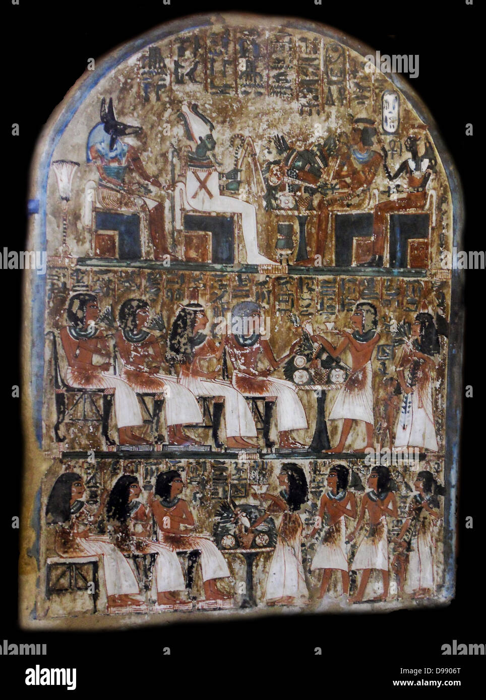 Stele Irynefer:intronisé Osiris et Anubis Ahmes Nefertari face et Amenhotep être déifié ; le deuxième niveau montre Irynefer, sa femme et leur fille faire Mehytkhaty Hathor offres funéraires à leurs parents dans le troisième registre sont offerts pour les parents du roi règne de Seti I et Ramsès II, vers 1290-1220 av. Banque D'Images
