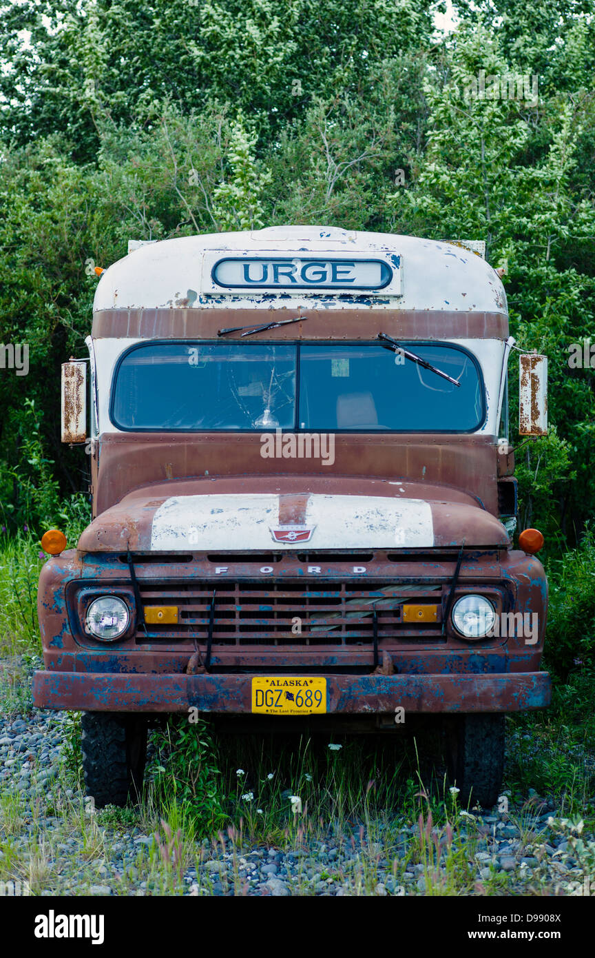Old school bus transformé en camping-, minuscule et la ville éloignée de Chitina, Alaska, USA Banque D'Images