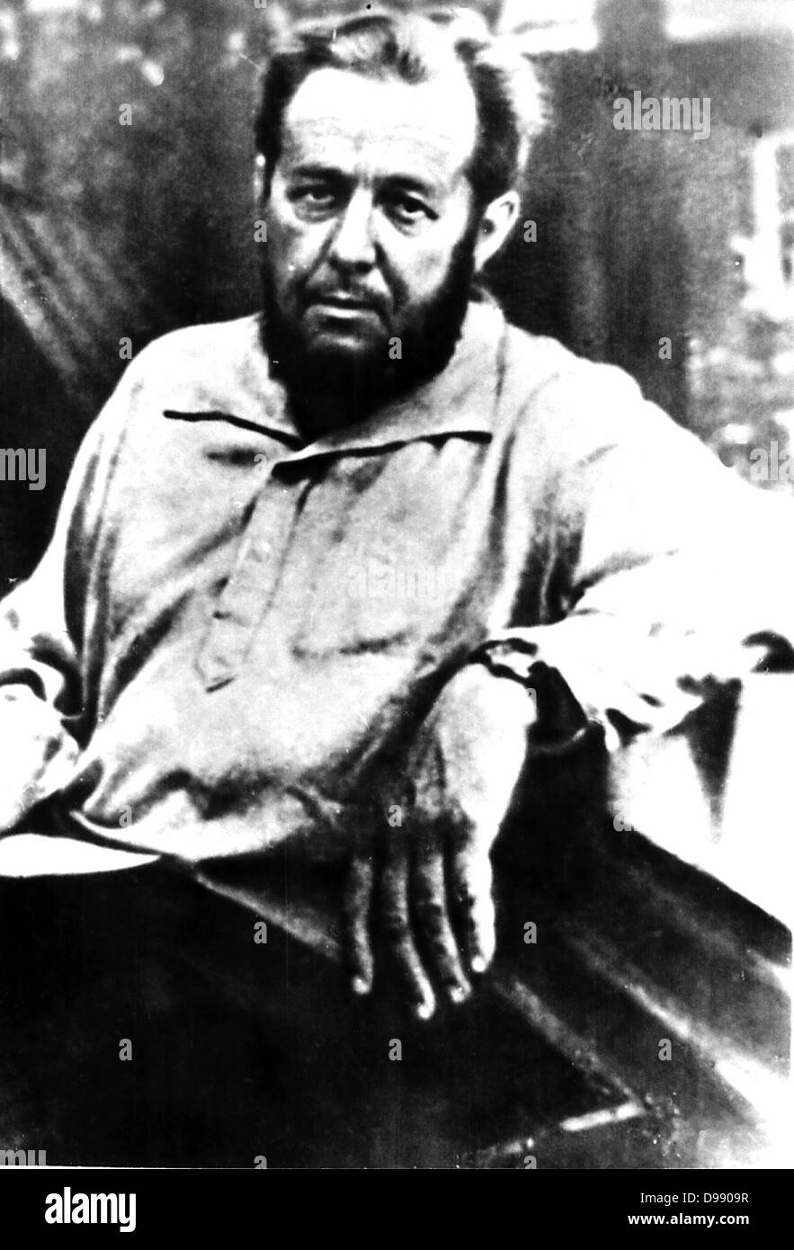 Alexandre Isayevich Soljenitsyne (Décembre 11, 1918 - 3 août 2008)[2] était un dramaturge et romancier russe, historien. Au travers de ses écrits il a fait le monde au courant du goulag, l'Union soviétique camp de travail forcé du système - en particulier l'Archipel du Goulag et une journée d'Ivan Denisovich, ses deux oeuvres les plus connues. Pour ces efforts Soljenitsyne a reçu le Prix Nobel de Littérature en 1970, et exilé de l'Union soviétique en 1974. Il retourne en Russie en 1994 Banque D'Images