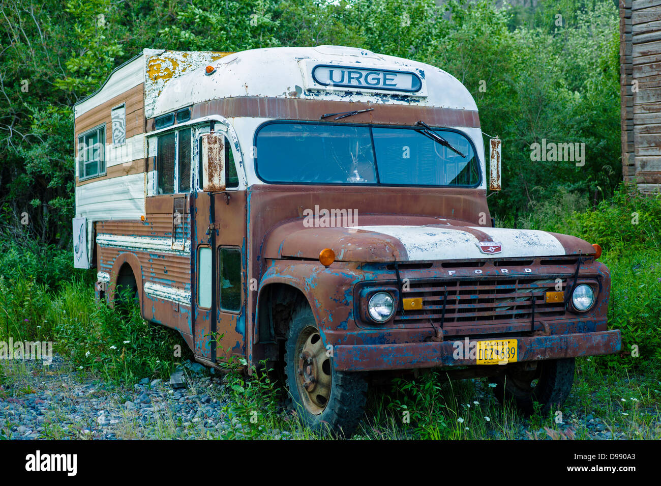 Old school bus transformé en camping-, minuscule et la ville éloignée de Chitina, Alaska, USA Banque D'Images