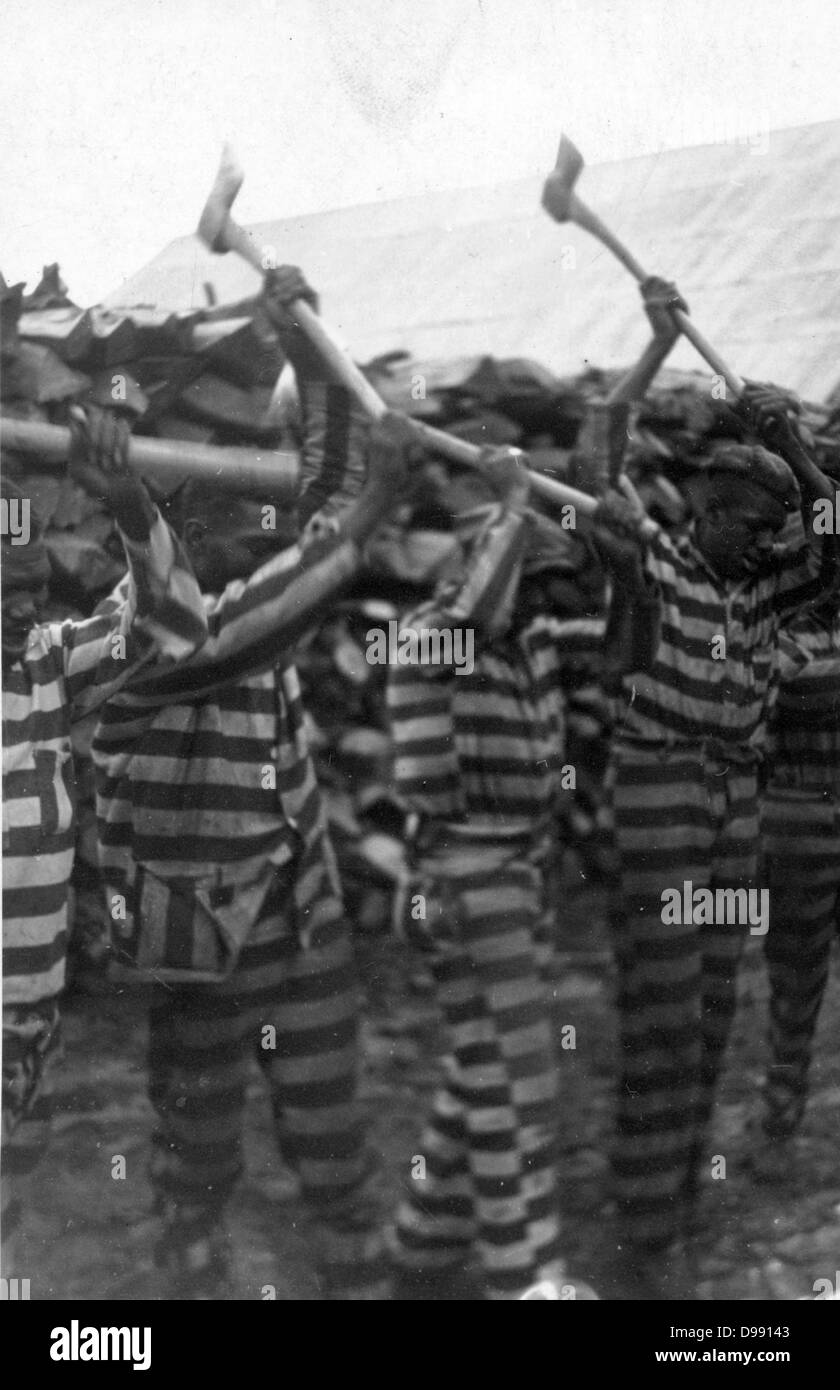 Au camp de prisonniers afro-américains Reed, Caroline du Sud, 1934, le travail avec des haches et chantant en woodyard. Banque D'Images