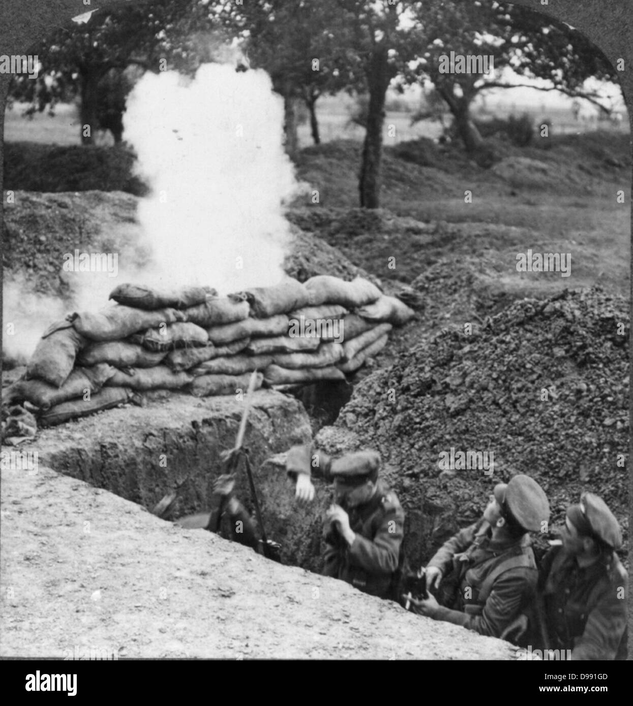 La Première Guerre mondiale 1914-1918 : Trois soldats britanniques dans le sillon sous le feu, 1916. Banque D'Images