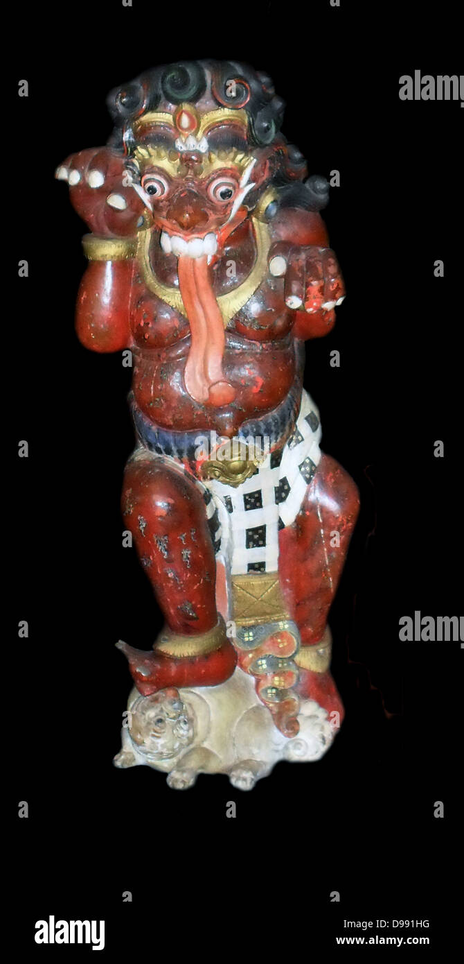 Balinais (Indonésie) Hindu sculpture en bois. Au début du xxe siècle. (À gauche). Buta, un démon dans la mythologie Hindoue. Le rouge symbolise la colère et la luxure. Banque D'Images