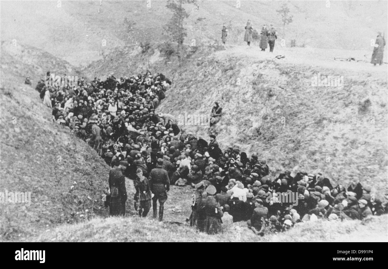 Einzatz Gruppen (escadrons de la mort) se réunissent pour exécuter des juifs dans une fosse ou un fossé, est de l'Europe vers 1942 Banque D'Images