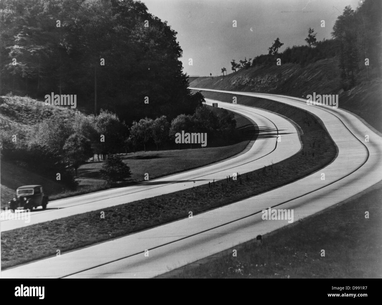 Autoroute allemande vers 1936-1939. Construit dans le cadre d'un programme de transports et travaux publics pendant les premières années de l'oppression nazie en Allemagne. Banque D'Images