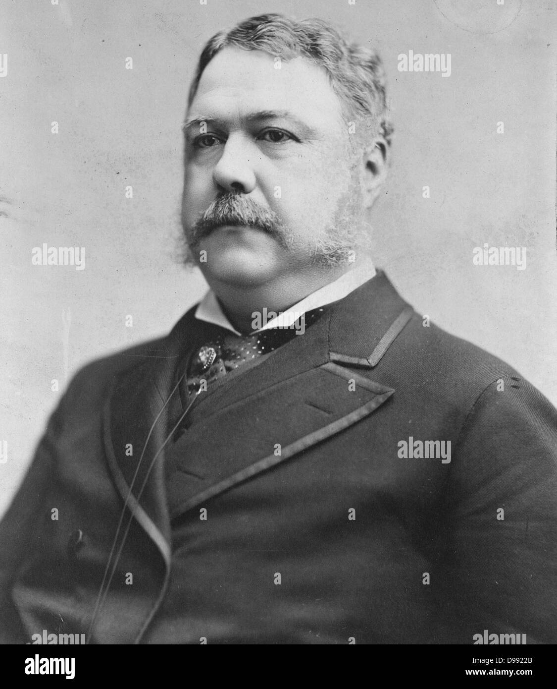 Chester Alan Arthur (5 octobre 1829 - 18 novembre 1886) a été le 21e président des États-Unis (1881-1885). Arthur était membre du parti républicain et a travaillé comme avocat avant de devenir le 20e Vice-président sous la direction de James Garfield. Bien que Garfield a été mortellement blessé par Charles J. Guiteau le 2 juillet 1881, il n'est pas mort jusqu'au 19 septembre de la même année, au moment où Arthur a prêté serment en tant que présidente, servant jusqu'au 4 mars 1885. Banque D'Images