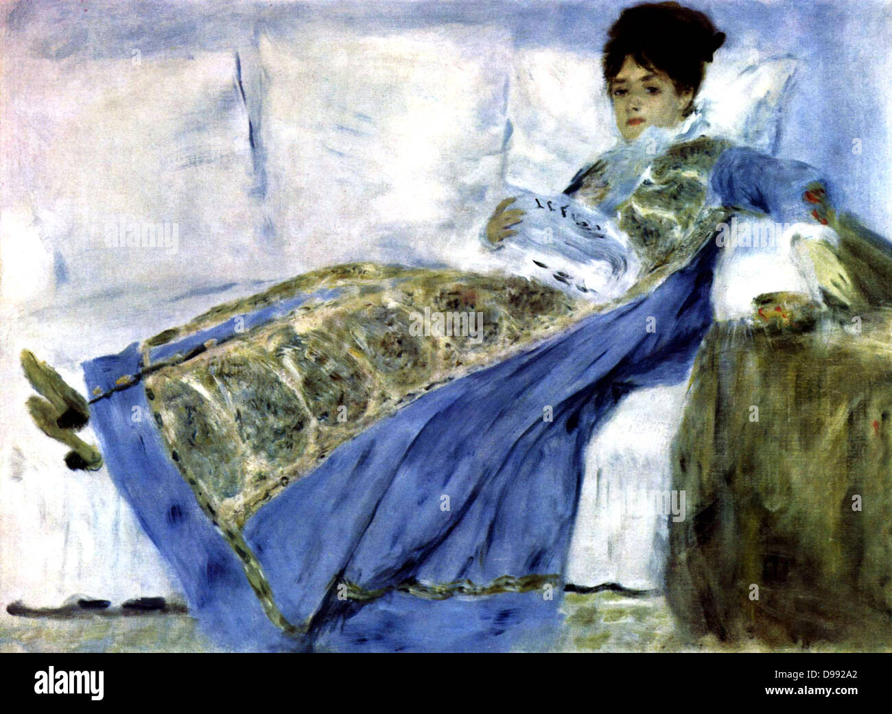 Madame Monet sur un divan' également appelé 'Madame argent lire Le Figaro', 1872. Huile sur toile. Pierre-Auguste Renoir (1841-1919) peintre français. Camille Doncieux (d1879) épouse de Claude Monet. Portrait femelle bleue Banque D'Images