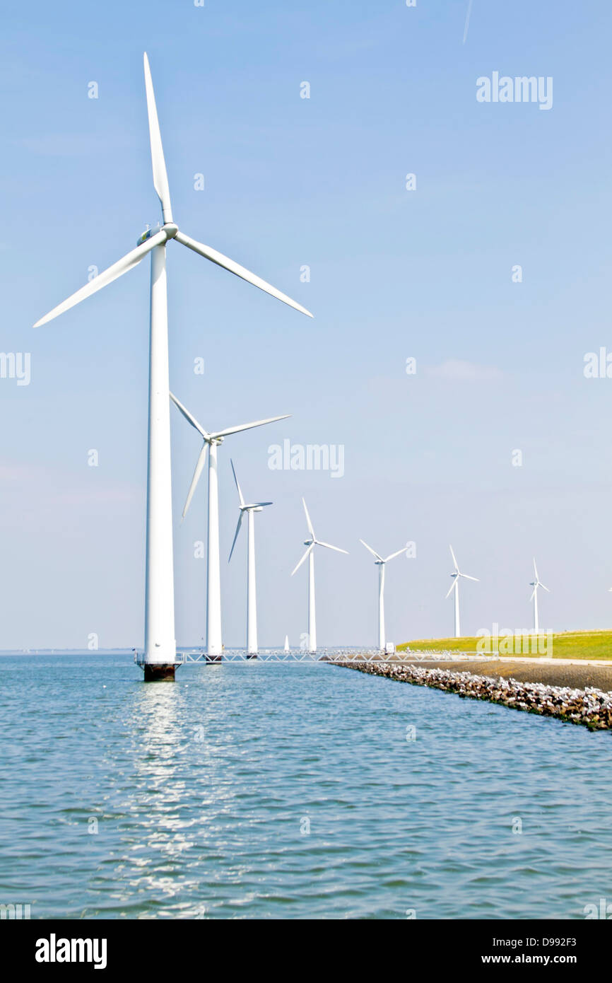 Éoliennes de l'IJsselmeer dans la campagne des Pays-Bas Banque D'Images