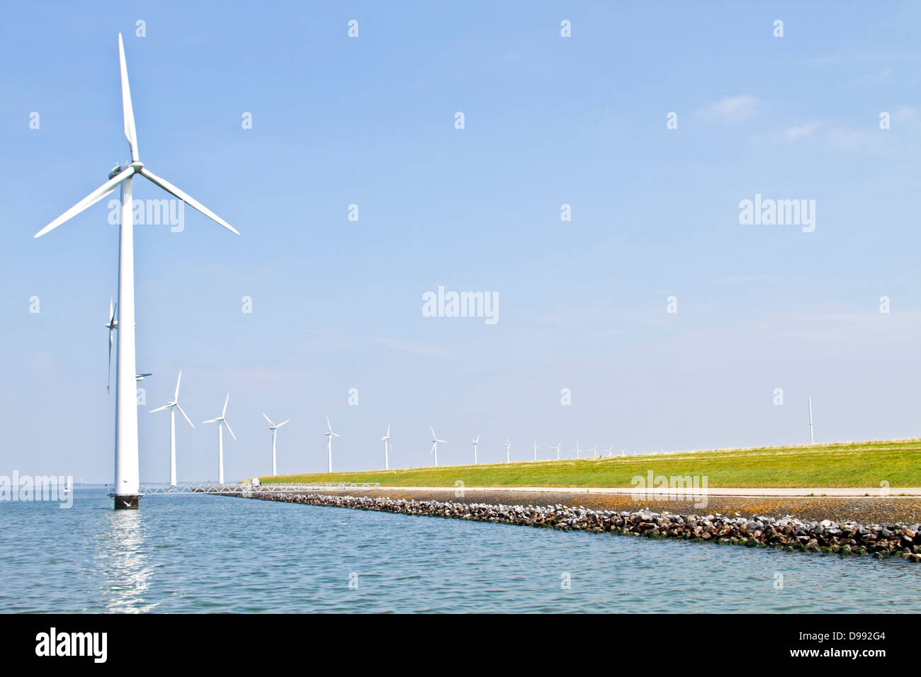 Éoliennes de l'IJsselmeer dans la campagne des Pays-Bas Banque D'Images