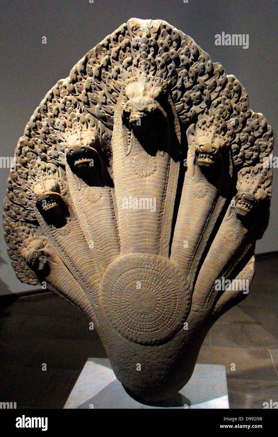 Balustrade Naga fin. Première moitié du 12e siècle, style d'Angkor Wat (1100-1150). Sculpture en grès d'Angkor Thom (Terrasse des Eléphants) Cambodge Banque D'Images Balustrade Naga fin. Première moitié du 12e siècle, style d'Angkor Wat (1100-1150). Sculpture en grès d'Angkor Thom (Terrasse des Eléphants) Cambodge Banque D'Images