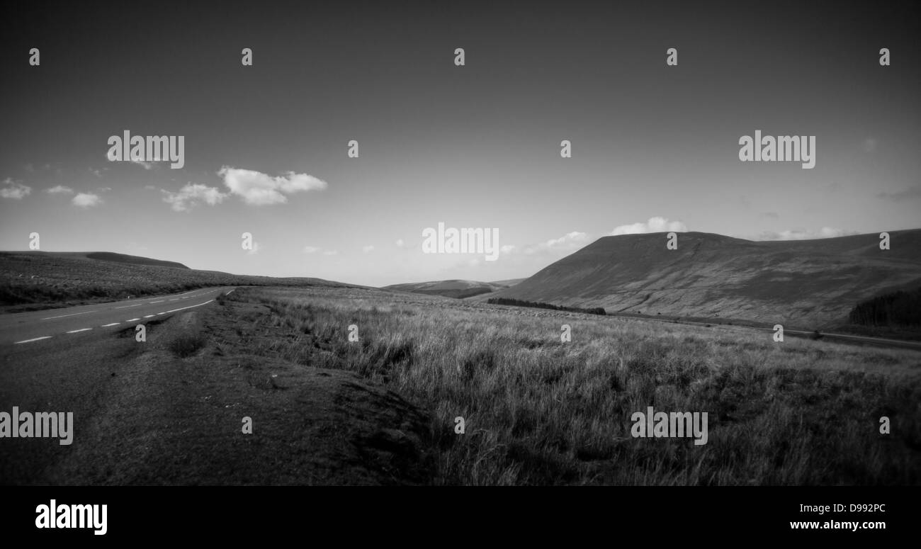 Road - A4059 au Pays de Galles, près de Brecon Beacons, Ystradfellte et quatre cascades sentier des chutes Banque D'Images