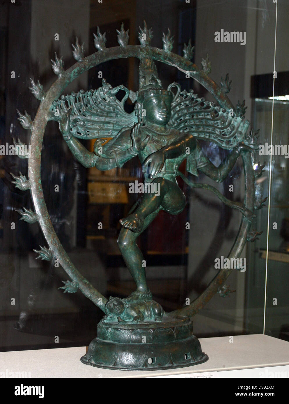 Dieu hindou Shiva apparaît comme Nataraja (seigneur de la danse) danse dans un cercle de feu. Dans ses cheveux est une petite représentation de la déesse Ganga. La figure de bronze de Nataraja, Tamil Nadu, Inde du sud, la dynastie Chola, c1100. Mythologie Banque D'Images