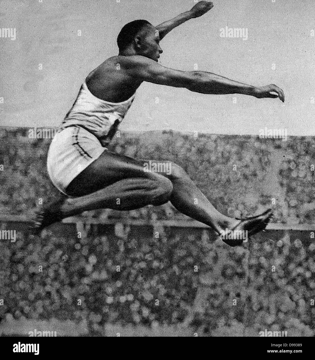 Jesse Owens (1913 - 1980), athlète américain. Il a participé à l'été de 1936 Jeux olympiques à Berlin, Allemagne, où il atteint une renommée internationale en remportant quatre médailles d'or : un dans le 100 mètres, le 200 mètres, le saut en longueur, et que Banque D'Images