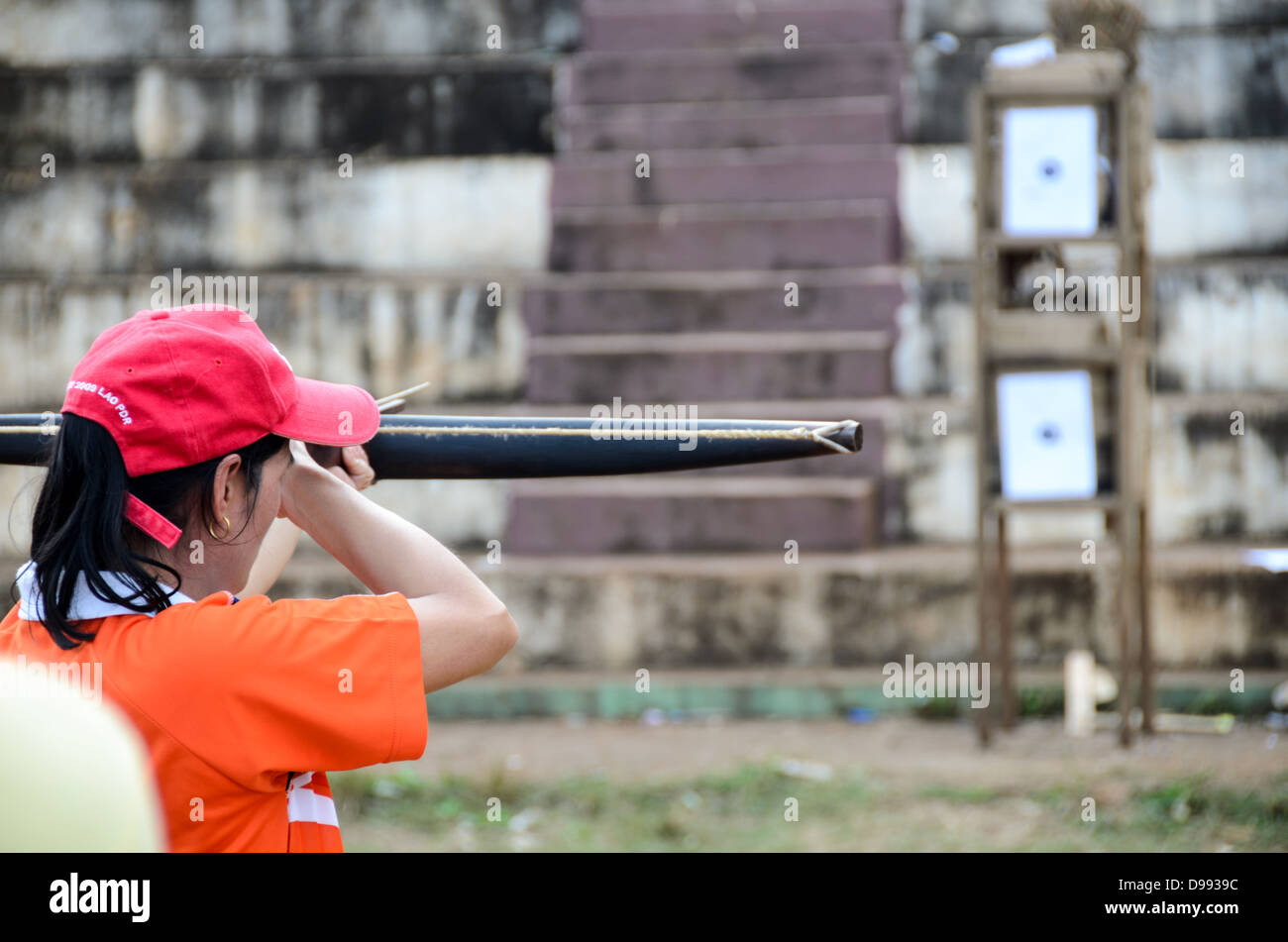 VIENG XAI, Laos - une jeune femme d'AJO s'attaque avec une arbalète dans un concours de tir à l'arbalète étudiant près de Vieng Xai, dans le nord-est du Laos. Banque D'Images