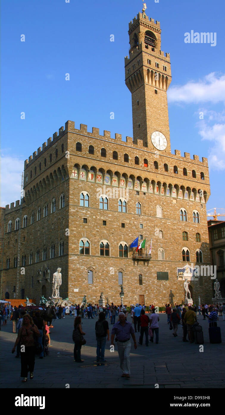 Le Palazzo Vecchio est l'hôtel de ville de Florence, en Italie. Roman, forteresse-palais crénelés donnant sur la Piazza della Signoria avec sa copie du David de Michel-Ange statue ainsi la galerie de statues dans la Loggia dei Lanzi Banque D'Images