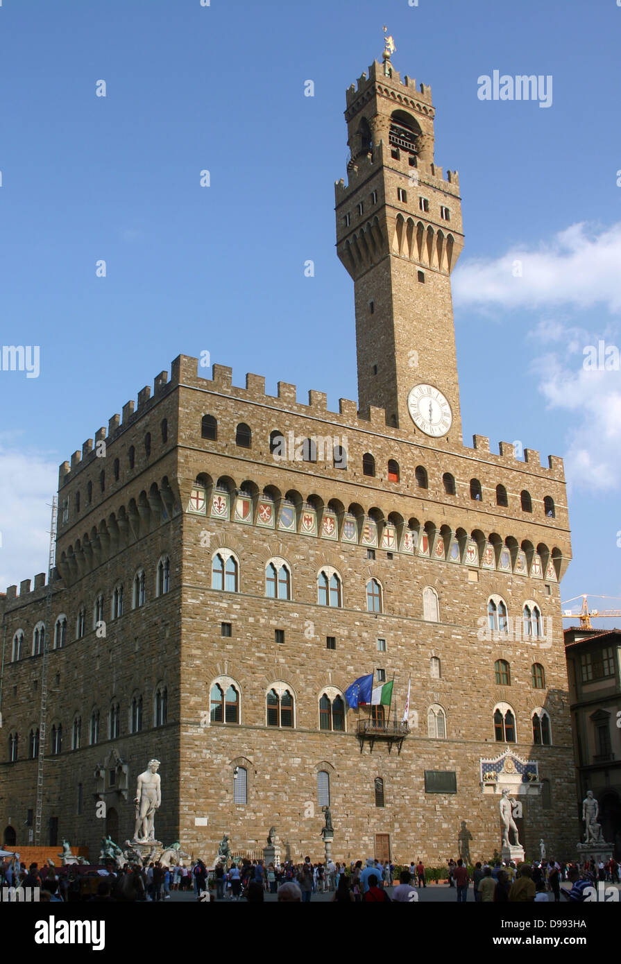 Le Palazzo Vecchio est l'hôtel de ville de Florence, en Italie. Roman, forteresse-palais crénelés donnant sur la Piazza della Signoria avec sa copie du David de Michel-Ange statue ainsi la galerie de statues dans la Loggia dei Lanzi Banque D'Images