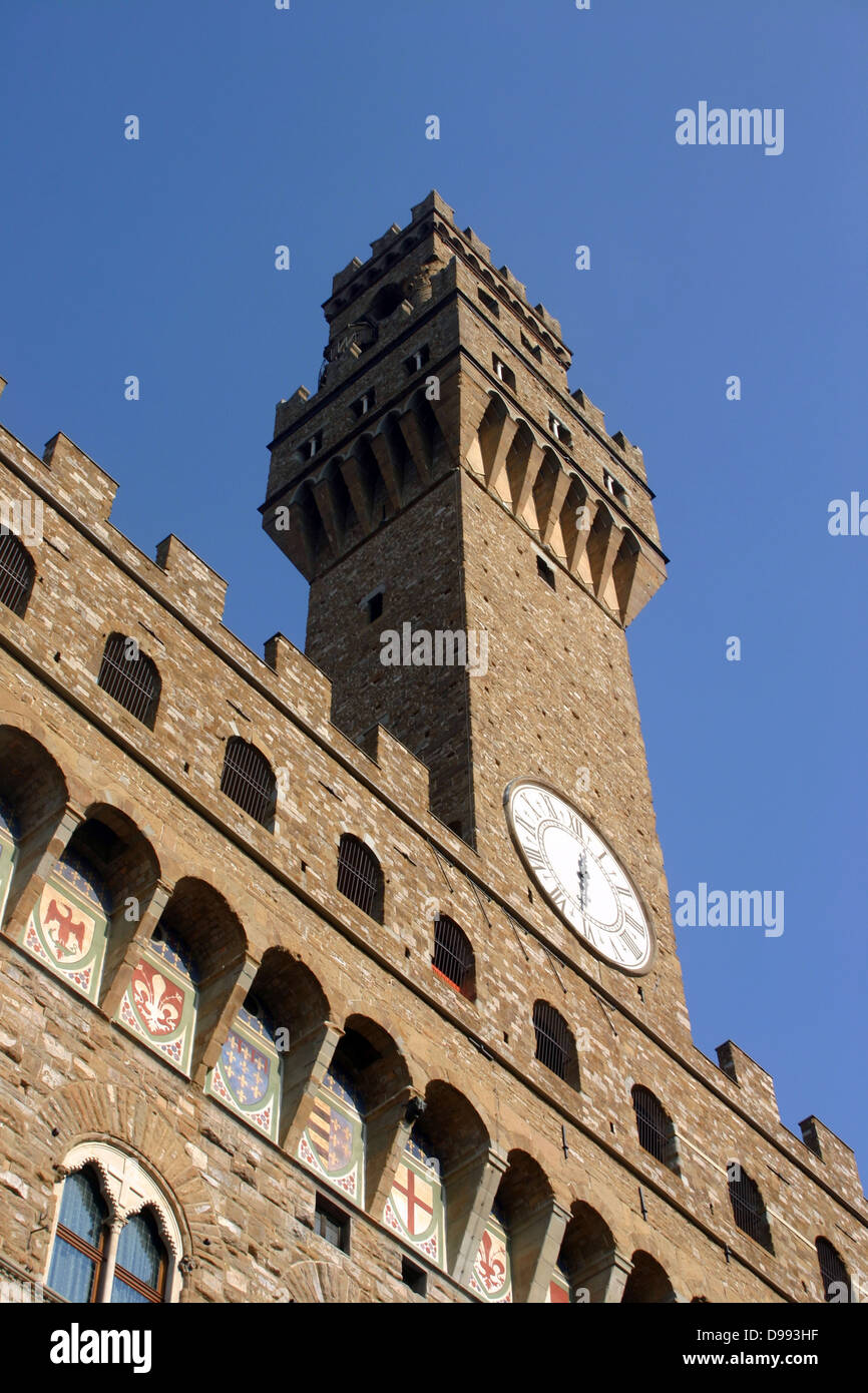Le Palazzo Vecchio est l'hôtel de ville de Florence, en Italie. Roman, forteresse-palais crénelés donnant sur la Piazza della Signoria avec sa copie du David de Michel-Ange statue ainsi la galerie de statues dans la Loggia dei Lanzi Banque D'Images