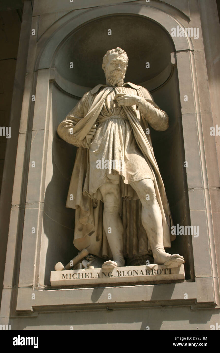 Michelangelo Buonarroti Simoni (6 mars 1475 - 18 février 1564), Renaissance italienne, peintre, sculpteur, architecte, poète, et l'ingénieur. Sculpture portrait dépeignant Michelangelo de l'extérieur du palais des Offices à Florence, Italie Banque D'Images