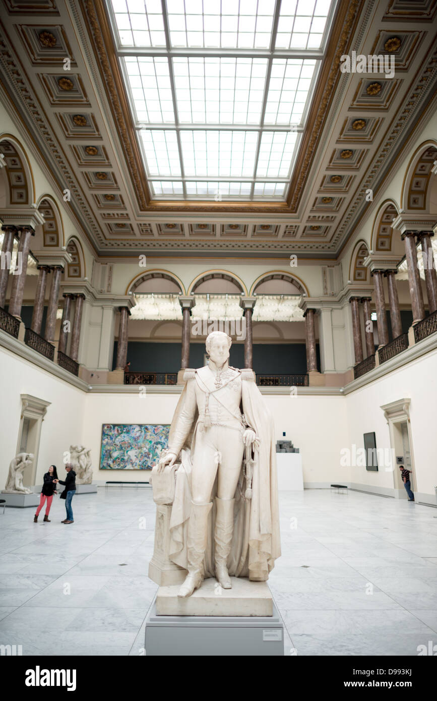 BRUXELLES, Belgique — Une statue du roi Léopold Ier datée vers 1853 par Guillaume Geefs exposée dans le hall principal des musées royaux des Beaux-Arts de Belgique, l'un des musées les plus célèbres de Belgique. Le complexe se compose de plusieurs musées, dont le Musée d'Art ancien (XV - XVII siècle), le Musée d'Art moderne (XIX ­ XX siècle), le Musée Wiertz, le Musée Meunier et le Musée Magritte. Banque D'Images