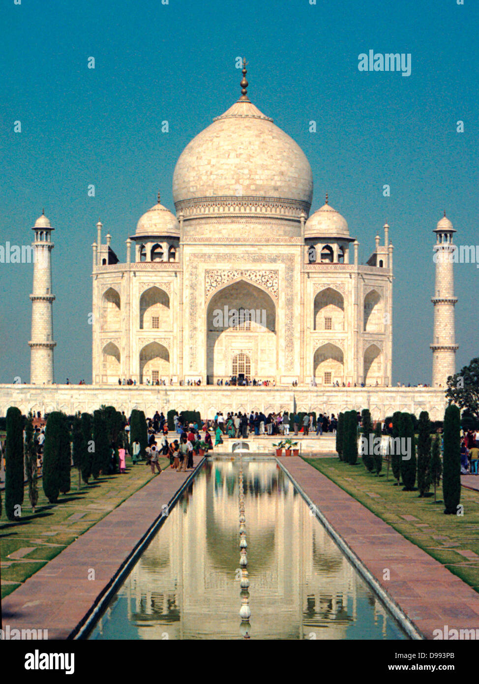 Le Taj Mahal est un mausolée situé à Agra, en Inde, construit par l'empereur Moghol Shah Jahan en mémoire de son épouse favorite, Mumtaz Mahal. C'est un bel exemple de l'architecture de Mughal. Bâtiment a été achevée vers 1653. Ahmad Lahauri est considéré comme le pr Banque D'Images