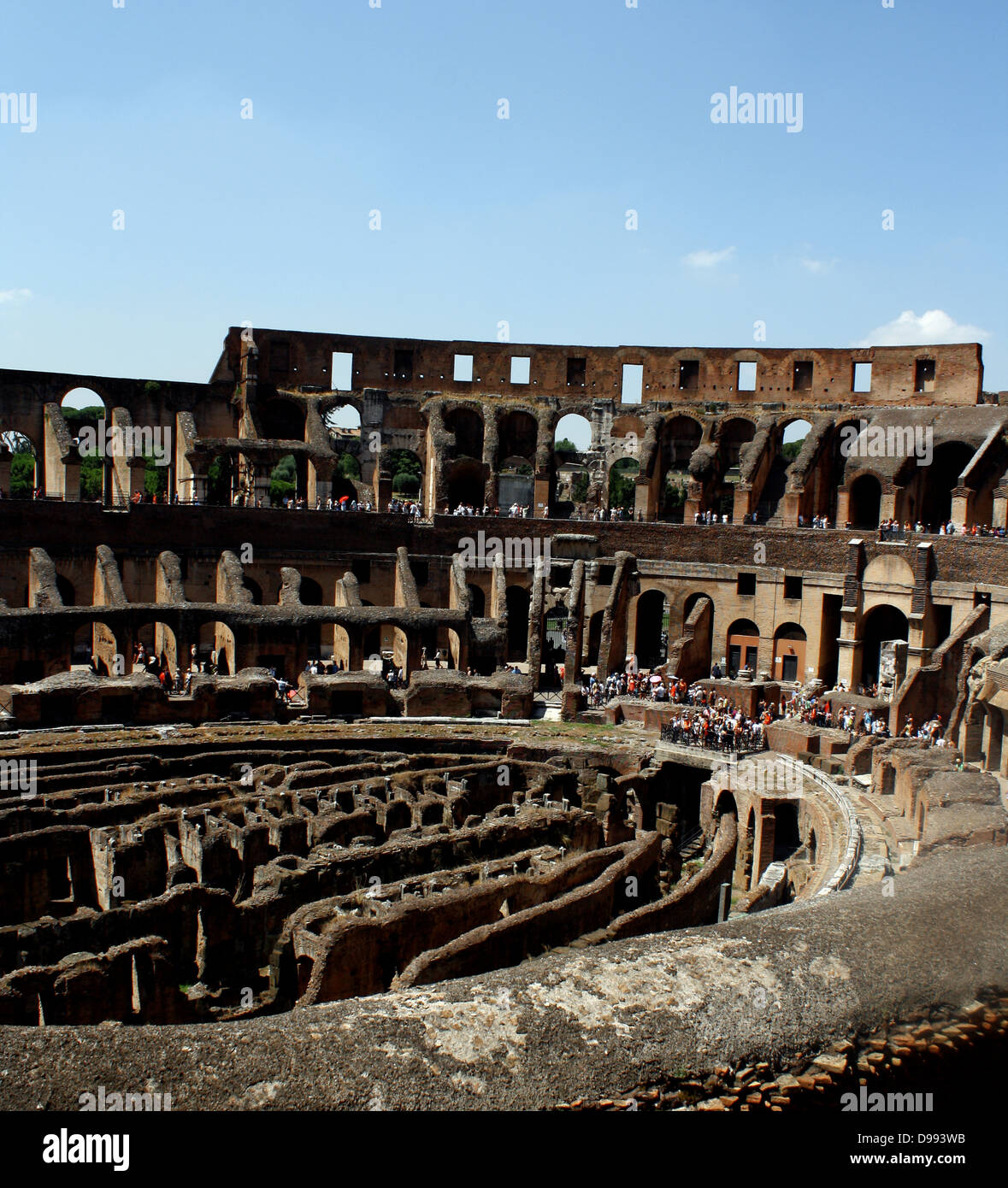 Le Colisée, ou le Colisée, à l'origine Amphithéâtre Flavien à Rome, Italie. La construction a commencé en 72 sous l'empereur Vespasien AD et a été achevé en 80 après J.-C. sous Titus. Une capacité de 50 000 spectateurs, le Colisée a été utilisé pour des concours de gladiateurs et les spectacles publics tels que des simulations de batailles navales, des chasses aux animaux, des exécutions, des reconstitutions de batailles célèbres Banque D'Images