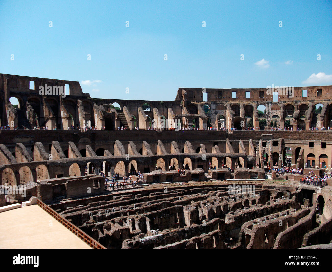 Le Colisée, ou le Colisée, à l'origine Amphithéâtre Flavien à Rome, Italie. La construction a commencé en 72 sous l'empereur Vespasien AD et a été achevé en 80 après J.-C. sous Titus. Une capacité de 50 000 spectateurs, le Colisée a été utilisé pour des concours de gladiateurs et les spectacles publics tels que des simulations de batailles navales, des chasses aux animaux, des exécutions, des reconstitutions de batailles célèbres Banque D'Images