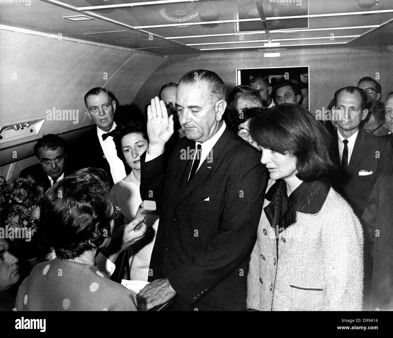 Lyndon Baines Johnson (1908 - 1973), dénommé LBJ, a été le 36e président des États-Unis de 1963 à 1969. Illustré administrée le serment d'office à côté de Jackie Kennedy sur l'avion présidentiel après l'assassinat du Président Kennedy Banque D'Images