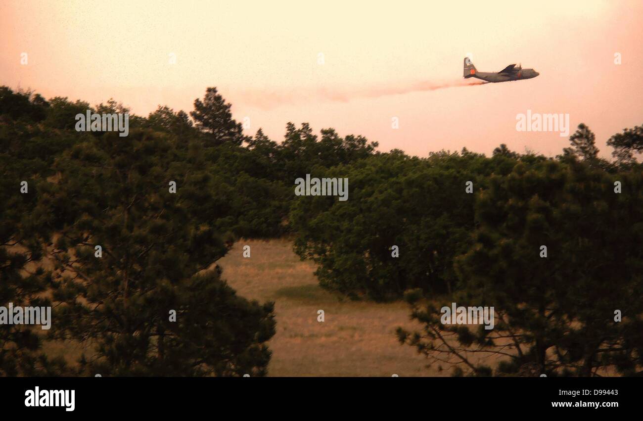 Un C-130 équipé d'incendie complète une goutte de produit ignifuge sur le Feu de Forêt Noire le 12 juin 2013 près de Colorado Spring Co., l'incendie a tué deux personnes et détruit plus de 500 maisons de plus en plus destructrices de l'incendie dans le Colorado. Banque D'Images