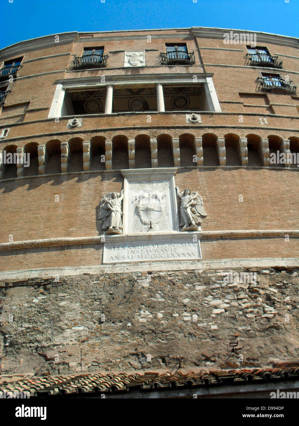 Le Mausolée d'Hadrien, connu sous le nom de Castel St Angelo un imposant bâtiment cylindrique dans le Parco Adriano, Rome, Italie. Il a été commandé par l'empereur romain Hadrien comme un mausolée pour lui et sa famille. Le bâtiment a été utilisé plus tard par les papes comme une forteresse et château, et est maintenant un musée. Il a été construit sur la rive droite du Tibre, entre 135 et 139 AD AD. Banque D'Images