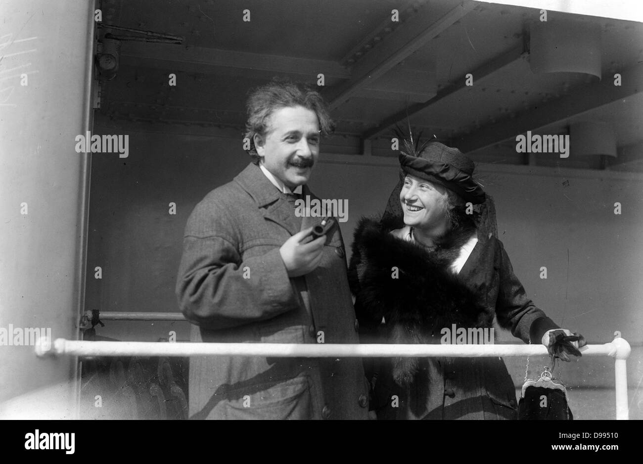 Albert Einstein (1879-1955) l'Allemand Swiss-American physicien théorique, avec Elsa Einstein (1876-1936) son cousin et la deuxième femme. Mathématicien chercheur scientifique Banque D'Images