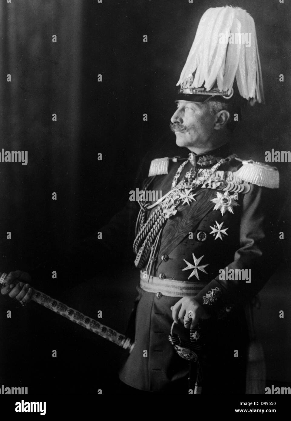 Guillaume II (1859-1941) Empereur allemand)1888-1918. Trois-quarts du portrait en uniforme militaire face vers la gauche, avec le casque à plumes et tenant un bâton de maréchal de champ. Banque D'Images