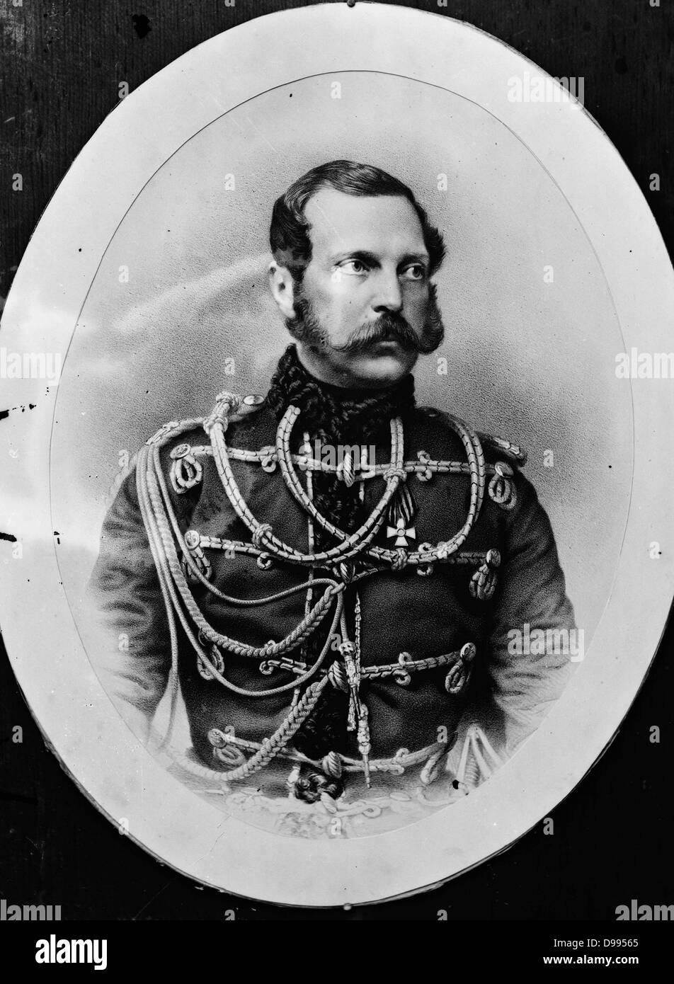 Alexandre II (1818-1881), Tsar de Russie de 1855, appelé Alexander le libérateur pour son abolition du servage en 1861., assassiné à St Petersbourg. Portrait ovale de mi-longueur de l'uniforme militaire face à partiellement raison. Banque D'Images