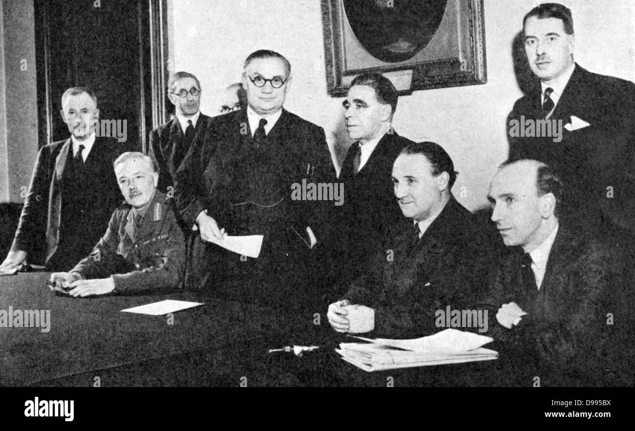 Première réunion du Conseil de l'offre de travail créé en mai 1940 par le gouvernement de Churchill à organiser le travail pour les efforts de guerre. Centre permanent est le président, Ernest Bevan (1881-1951) Ministre du travail et Service national. Banque D'Images