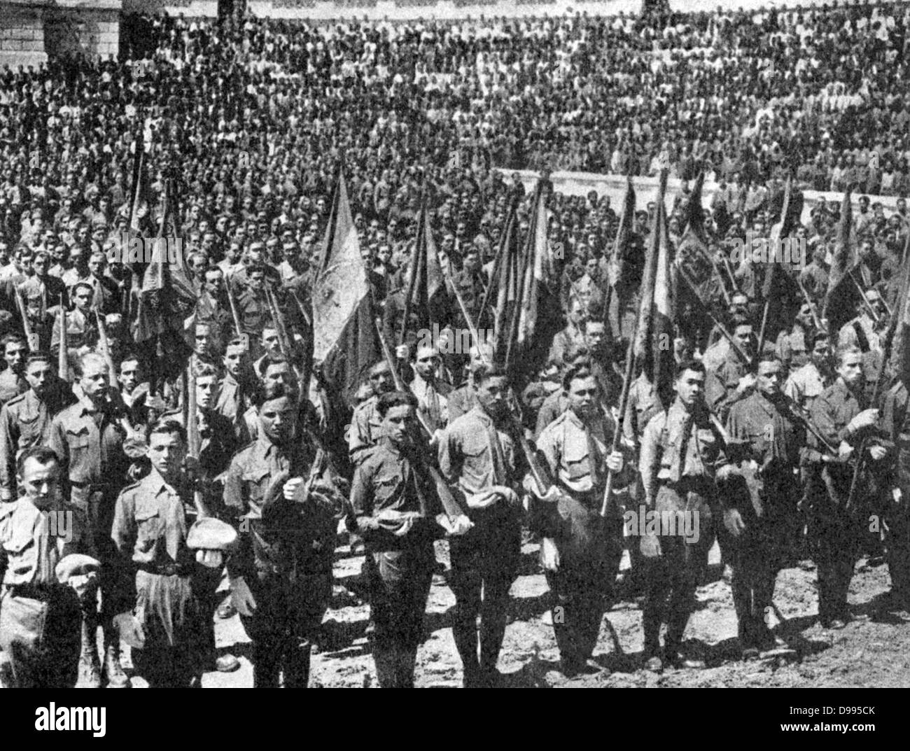 Menacée par la Russie, à la fin de mai 1940 Roumanie appelé 300 000 jeunes hommes d'âge militaire à peine. Vu ici en tenant leur serment à Bucarest. Banque D'Images Menacée par la Russie, à la fin de mai 1940 Roumanie appelé 300 000 jeunes hommes d'âge militaire à peine. Vu ici en tenant leur serment à Bucarest. Banque D'Images