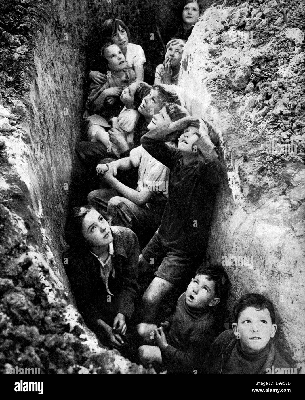 Bataille d'Angleterre, juillet 1940-mai 1941 : les enfants à l'abri dans une tranchée dans hopfields à Kent, 3 septembre 1940, alors que les combattants de la Royal Air Force s'engager avec de l'air allemande (Luftwaffe) kamikazes sur leur chemin de bombarder Londres. Banque D'Images
