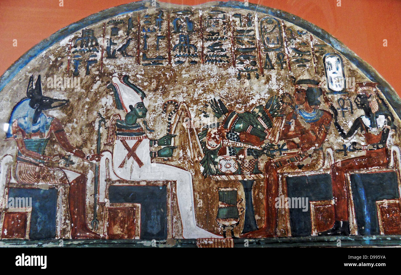 Stele Irynefer : niveau supérieur:Les dieux Anubis et Osiris intronisé Ahmes Nefertari face et Amenhotep première déifiée ; Règne de Seti I et Ramsès II de 1290-1220 av. Banque D'Images