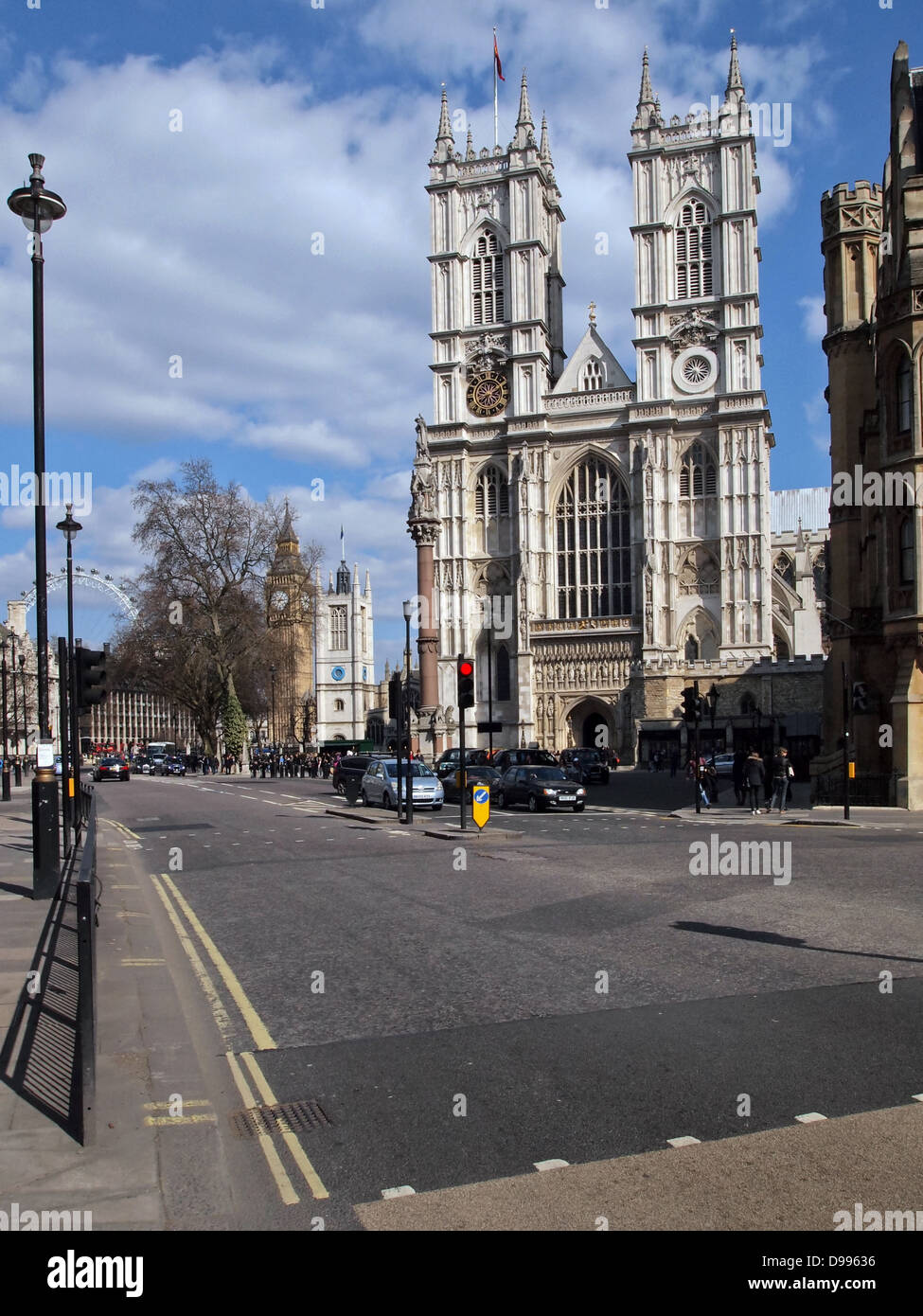 Scène De Rue De L'Abbaye De Westminster Avec Big Ben Et Le London Eye En Arrière-Plan Banque D'Images